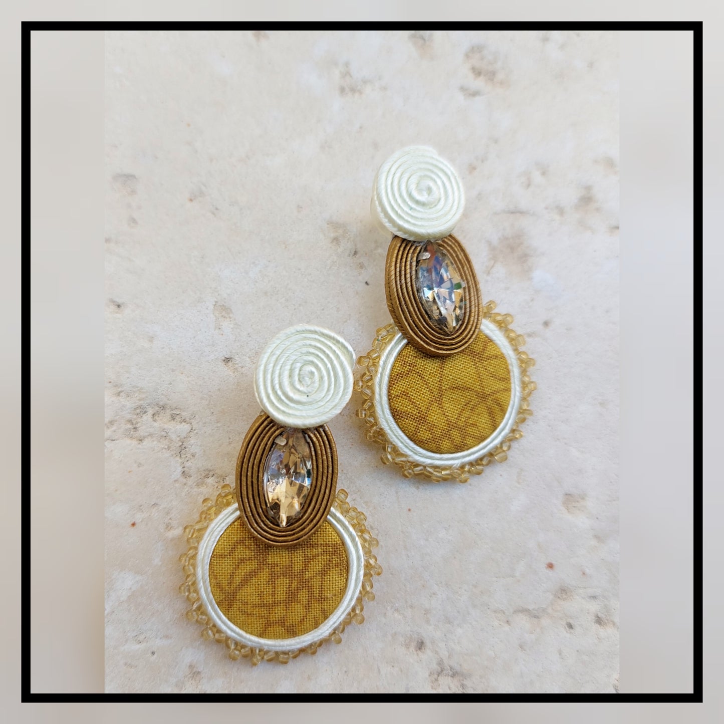 ORECCHINO IN SOUTACHES